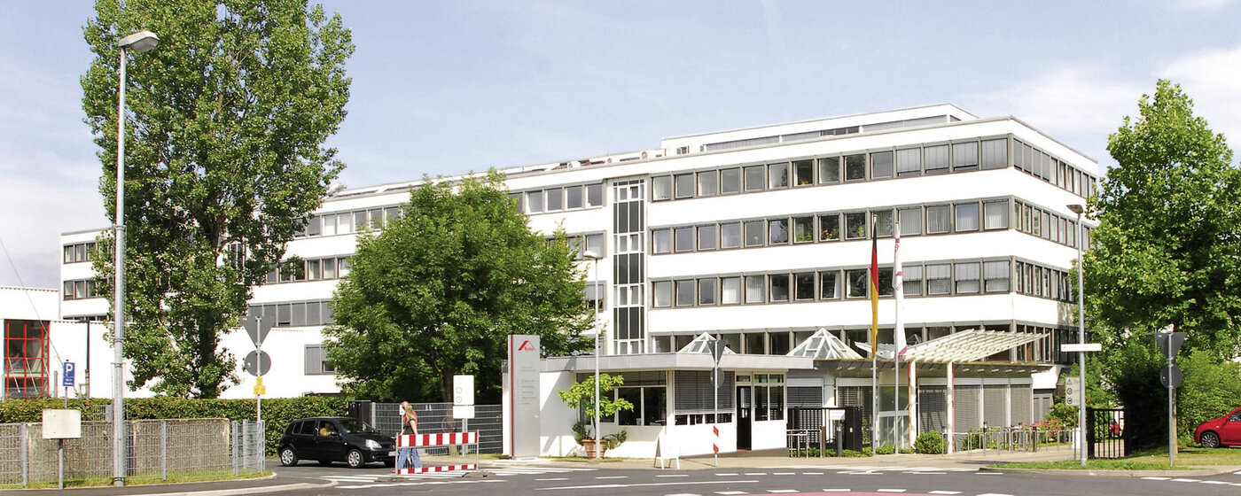 Das Bild zeigt das mehrstöckige Bürogebäude von Roto Leinfelden mit weißen Fassaden und großen Fensterfronten.
